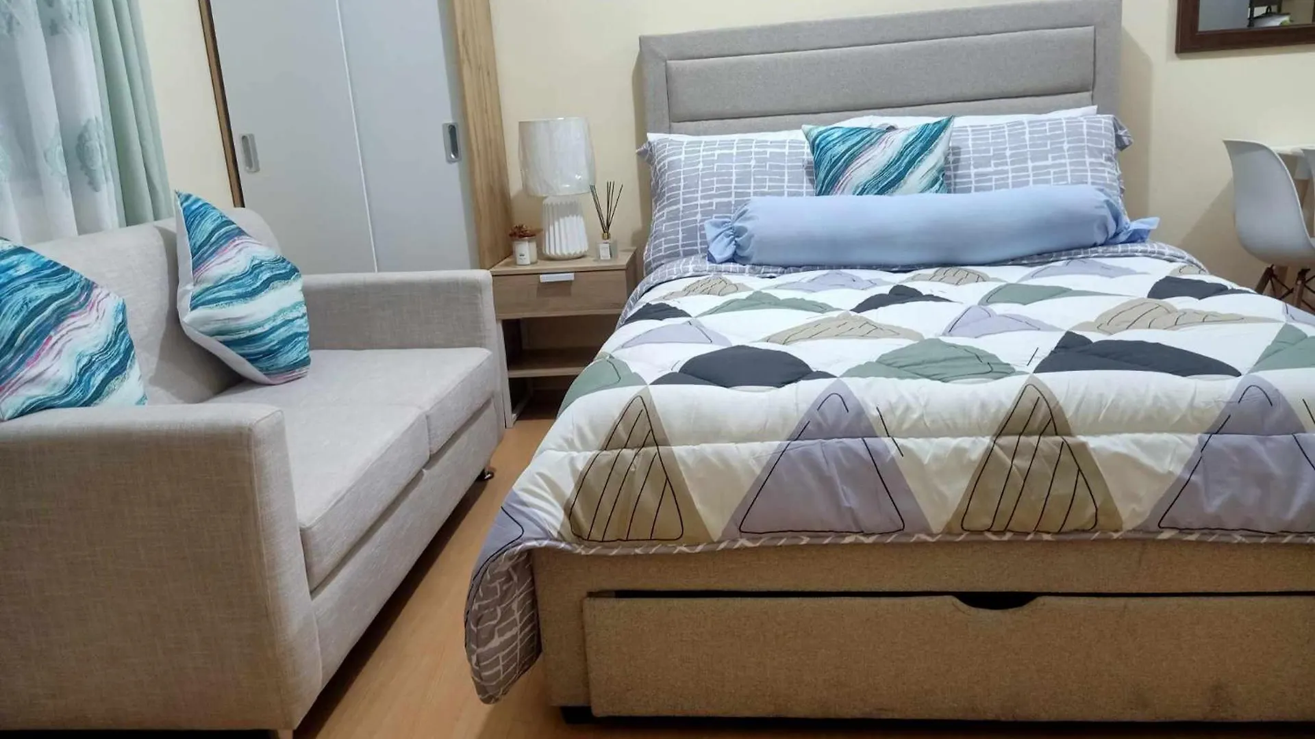 Coho The Hermosa - Staycation Studio Unit And Balcony View With Swimming Pool And Open Court Access location